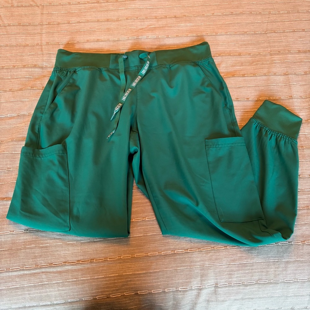 Med Couture Scrubs in Green and Black (Women’s medium petite) - Picture 2 of 9
